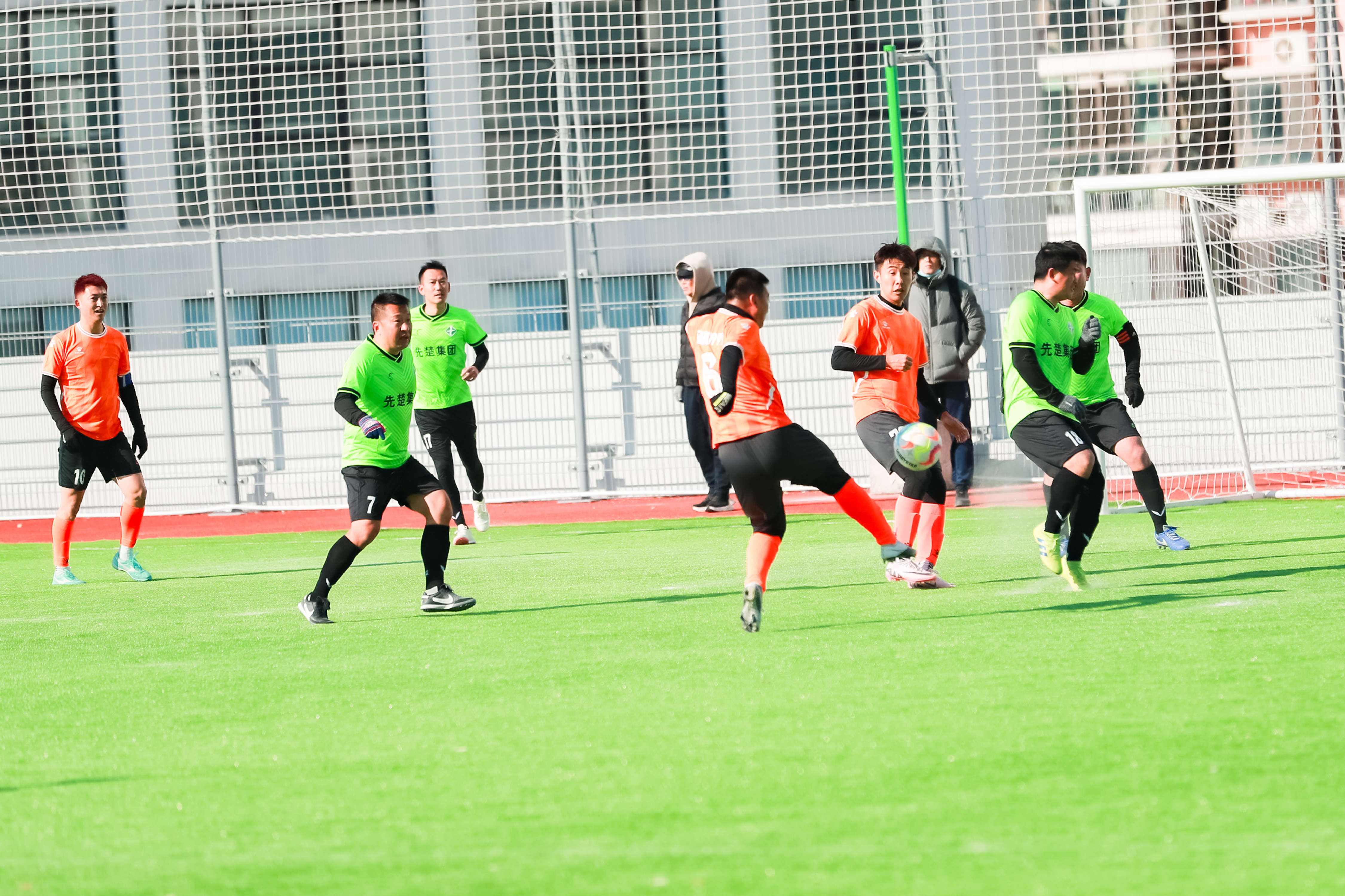 关于足球联赛新赛季开启，球队兢兢业业备战的信息